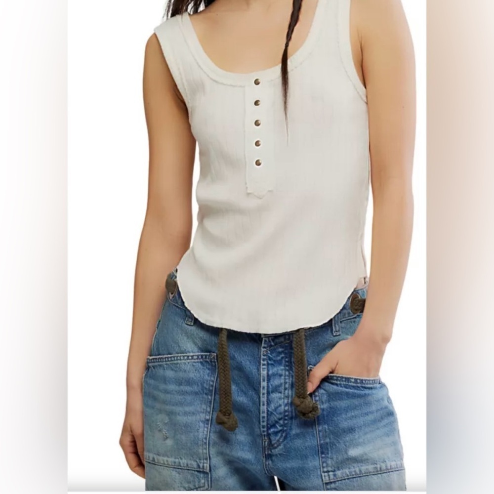 Women's White Sleeveless Top